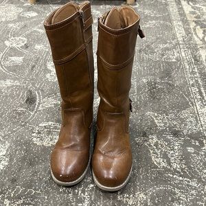 Girls’ back lace leather boots.